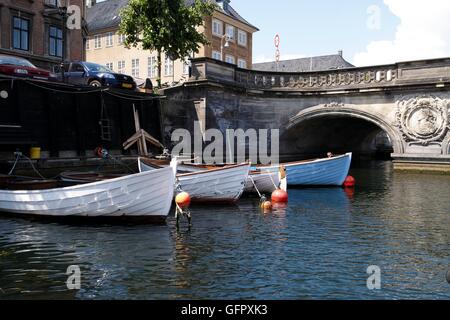 Imbarcazioni presso il ponte di marmo a Slotsholmen, Copenhagen, Danimarca Foto Stock