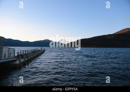 Vista del Monte Fuji dal Lago Ashi al mattino, Hakone, Giappone Foto Stock