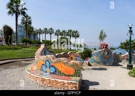 Miraflores Lima - 10 Maggio : bel mosaico pareti e la statua del bacio di Victor Delfin, in el Parque del Amor (amore park) w Foto Stock