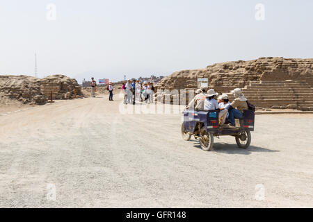 Pachacamac, Lima - 10 Maggio : archeologo in sella a una moto taxi in questo sito archeologico di Pachacamac. 10 maggio 2016 Pachacamac, Foto Stock