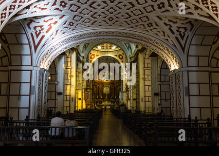 Lima - 10 Maggio : splendidi interni di una chiesa cattolica nella città di Lima. 10 maggio 2016 Lima Peru. Foto Stock