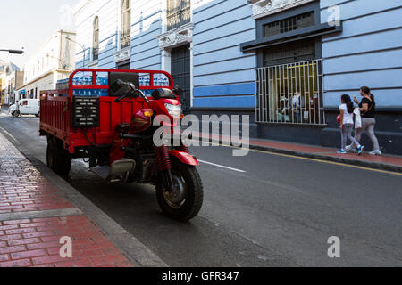 Lima - 10 Maggio : interessante consegna motociclo con un letto di prelievo a Lima. 10 maggio 2016 Lima Peru. Foto Stock