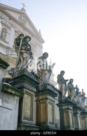 Sculture di santi. I dettagli architettonici della chiesa degli Apostoli Pietro e Paolo nella città vecchia di Cracovia, in Polonia. Foto Stock