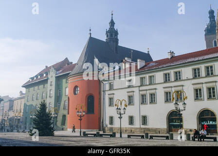 Cracovia in Polonia - 6 Gennaio 2011: Il corallo arrotondati di colore del coro di San Barbara chiesa fiancheggiata da 17-18secolo mansions in Foto Stock