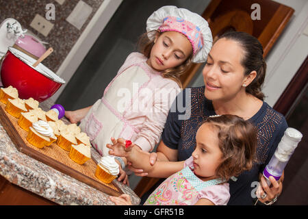 Come decorare le tortine con MOM Foto Stock