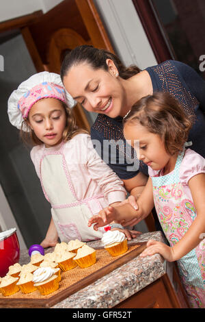 Come decorare le tortine con MOM Foto Stock