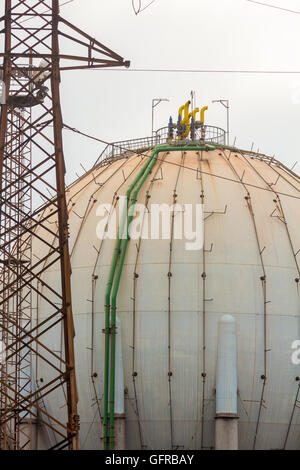 Dettagli di vecchi serbatoi di gas di forma sferica Foto Stock