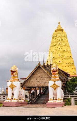 Chedi Buddhakhaya in Wat Wat Wang Wiwekaram è un simbolo di Sangkhlaburi, Kanchanaburi, Thailandia. Foto Stock