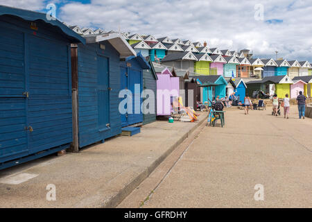 Cabine sulla spiaggia, sul lungomare a Walton sul Naze Foto Stock