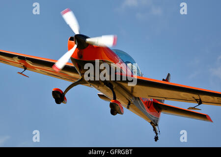 Un piano delle lame acrobazia team display in atterraggio a RAF Benson durante il family day Foto Stock