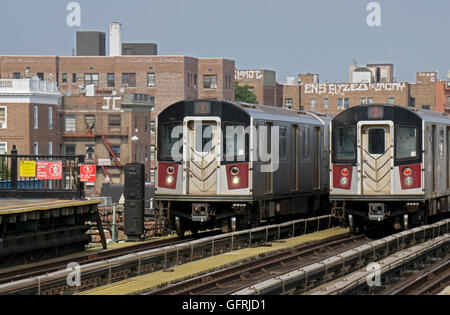 Due elevato metropolitana #7 treni che passano uno un altro in Jackson Heights Queens, a New York City. Foto Stock