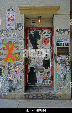 La porta di casa dove Jean-Michel Basquiat vissuto sulla Great Jones Street in East Village, il centro cittadino di New York City; Foto Stock