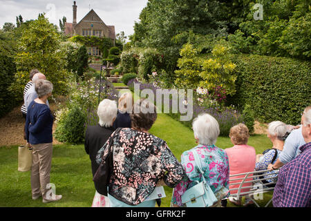 Regno Unito, Inghilterra, Bedfordshire, Stevington, Kathy Brown's garden, i visitatori nella terrazza giardino Foto Stock