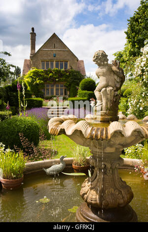 Regno Unito, Inghilterra, Bedfordshire, Stevington, Kathy Brown's garden, fontana nel giardino-terrazza Foto Stock