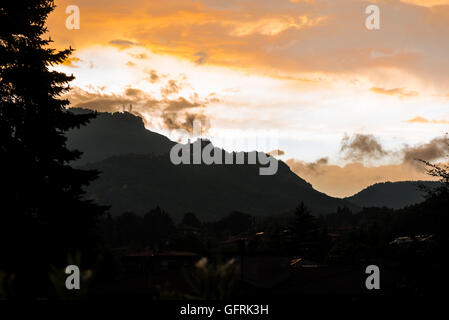 Silhouette di Campo dei Fiori di Varese e il Sacro Monte di Varese, dalla città di Varese, Lombardia - Italia Foto Stock