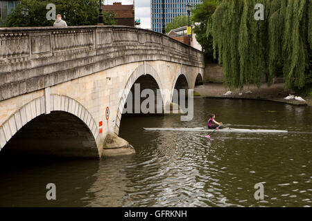 Regno Unito, Inghilterra, Bedfordshire, Bedford, donna sculler sul Fiume Great Ouse passando sotto il ponte della città Foto Stock