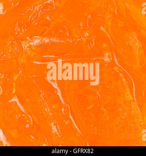 Soda arancione con sfondo di ghiaccio Foto Stock