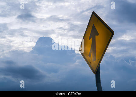 Crocevia di avvertimento cartello stradale con pioggia Sfondo nuvola Foto Stock