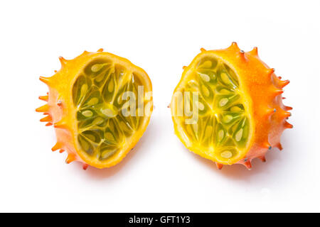 Melone levigata o kiwano isolato su un bianco di sfondo per studio. Foto Stock