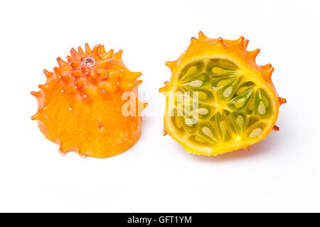 Melone levigata o kiwano isolato su un bianco di sfondo per studio. Foto Stock