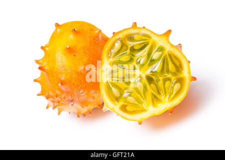 Melone levigata o kiwano isolato su un bianco di sfondo per studio. Foto Stock