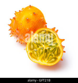 Melone levigata o kiwano isolato su un bianco di sfondo per studio. Foto Stock