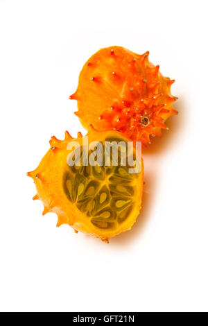 Melone levigata o kiwano isolato su un bianco di sfondo per studio. Foto Stock