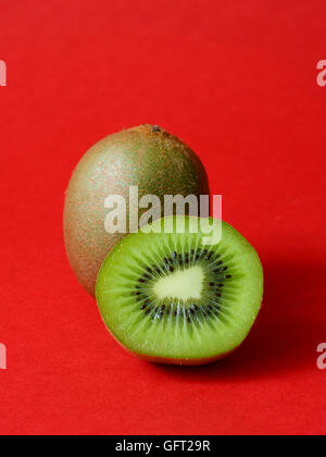 Succosa kiwi su uno sfondo rosso Foto Stock