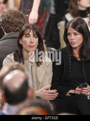 Non sottoscritto in precedenza foto datata 21/2/2011 di Samantha Cameron e Isabel fante al Erdem passerella mostra che si è tenuta presso l'Università di Westminster alla settimana della moda di Londra. Una fila di clientelismo scoppiata a seguito della perdita apparente di David Cameron dimissioni lista d'onore. Foto Stock