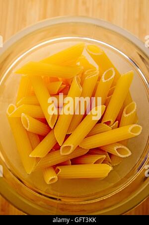 Penne Rigate pasta in una giara di storage Foto Stock