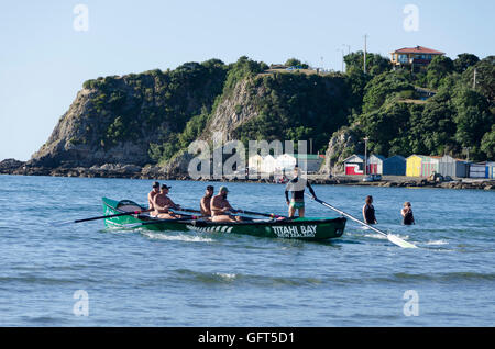 Preparazione per il lancio di surf per salvare la vita in barca lunga, Titahi Bay, Porirua, Wellington, Isola del nord, Nuova Zelanda Foto Stock