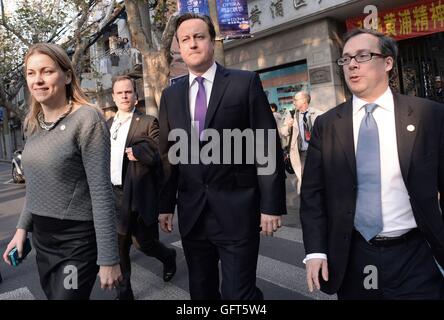 Non sottoscritto in precedenza foto datata 04/12/13 di David Cameron in visita a Shanghai in Cina con i consulenti (da sinistra) Liz Suggerimenti, Direttore delle Operazioni, Craig Oliver, Direttore delle Comunicazioni e ed il Llewellyn, Capo del personale, come Primo Ministro Theresa Maggio non interferisca con il processo ufficiale di approvazione del suo predecessore di rassegnare le dimissioni onori elenco nonostante le accuse di clientelismo, Downing Street ha detto. Foto Stock