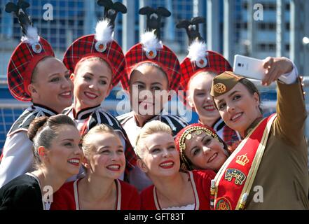 Membri del tatuaggio Highland ballerini, la Giordania delle Forze Armate e la Lochiel Marching Drill Team, durante il lancio del 2016 programma ufficiale per il Royal Edinburgh Tattoo militare, nelle gabbie della spianata al Castello di Edimburgo a Edimburgo, Scozia. Foto Stock