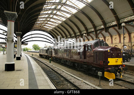 West Coast Ferrovie Classe 37 locomotive presso la stazione di York, UK. Foto Stock