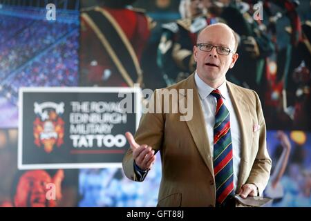 Il brigadiere David Allfrey, Chief Executive e produttore del Royal Edinburgh Tattoo militare, come egli svela il programma ufficiale per il 2016 'tunes di Gloria' vetrina militare sulla spianata del castello di Edimburgo a Edimburgo, Scozia. Foto Stock