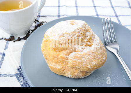 Primo piano freschi e deliziosi choux crema Foto Stock