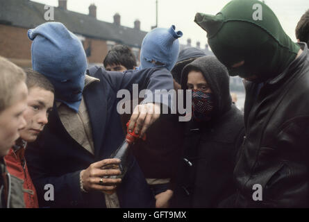 I problemi. Belfast, anni 1980 I giovani cattolici adolescenti fabbricano bombe a benzina. Indossare cappe e balaclavi in modo da non essere identificati. 1981 Regno Unito Irlanda del Nord HOMER SYKES Foto Stock