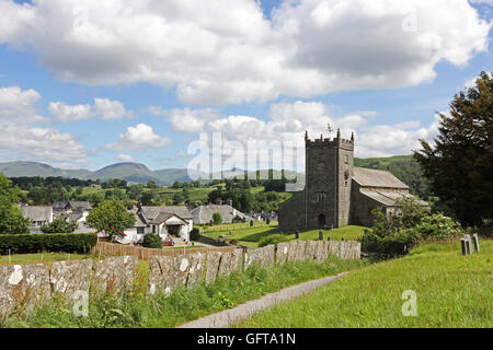 San Michele e Tutti gli Angeli, la Chiesa Parrocchiale e Hawkshead village, Cumbria, Regno Unito Foto Stock