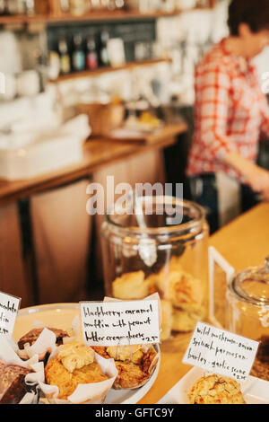 Cibi preparati al momento sul contatore di una piccola caffetteria e ristorante scritto a mano le etichette sui piatti Foto Stock
