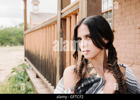 Ritratto di una giovane donna con capelli lunghi marrone in trecce Foto Stock