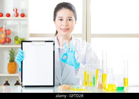 La modificazione genetica di esaminare il risultato sono ok per la salute umana in laboratorio Foto Stock