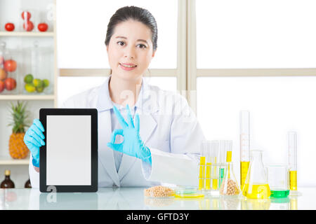La modificazione genetica di cibo sono ok per la salute umana dalla tavoletta digitale Foto Stock