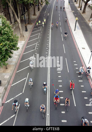 Tutte le corsie di Victoria Embankment vicino a Waterloo Bridge, Londra occupata da biciclette durante RideLondon prudenziali 2016 evento. Foto Stock