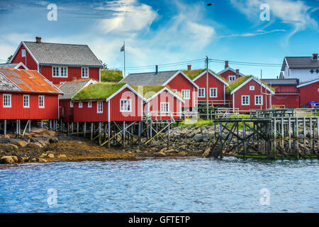 Red Rorbu, Reine, Isole Lofoten artico, Norvegia, Scandinavia, Europa Foto Stock