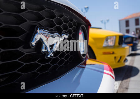 Ford Mustang griglia anteriore e badge di cavallo Foto Stock