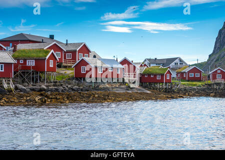 Red Rorbu, Reine, Isole Lofoten artico, Norvegia, Scandinavia, Europa Foto Stock