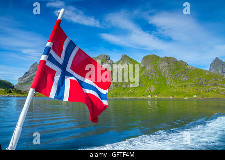 Bandiera norvegese con le montagne e la Fjord sfondo Foto Stock