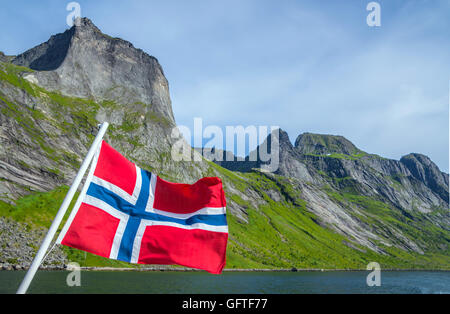 Bandiera norvegese con le montagne e la Fjord sfondo Foto Stock