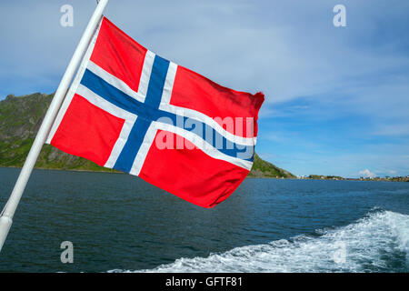 Bandiera norvegese con le montagne e la Fjord sfondo Foto Stock