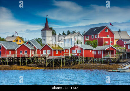 Red Rorbu, Reine, Isole Lofoten artico, Norvegia, Scandinavia, Europa Foto Stock